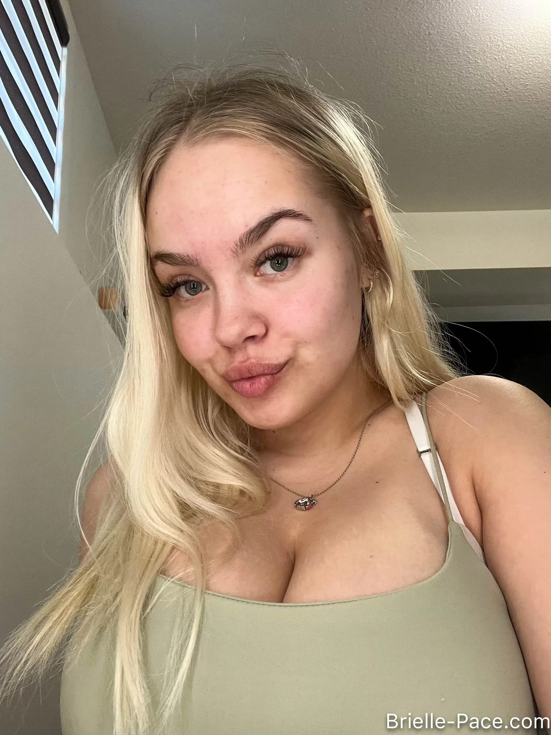 Canadian Brielle Pace make-up